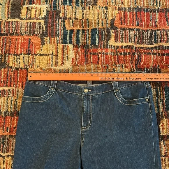 EUC CHICO’S Classic Blue Denim Capri Jeans. Size 16 = Chico’s 3. - Picture 4 of 6